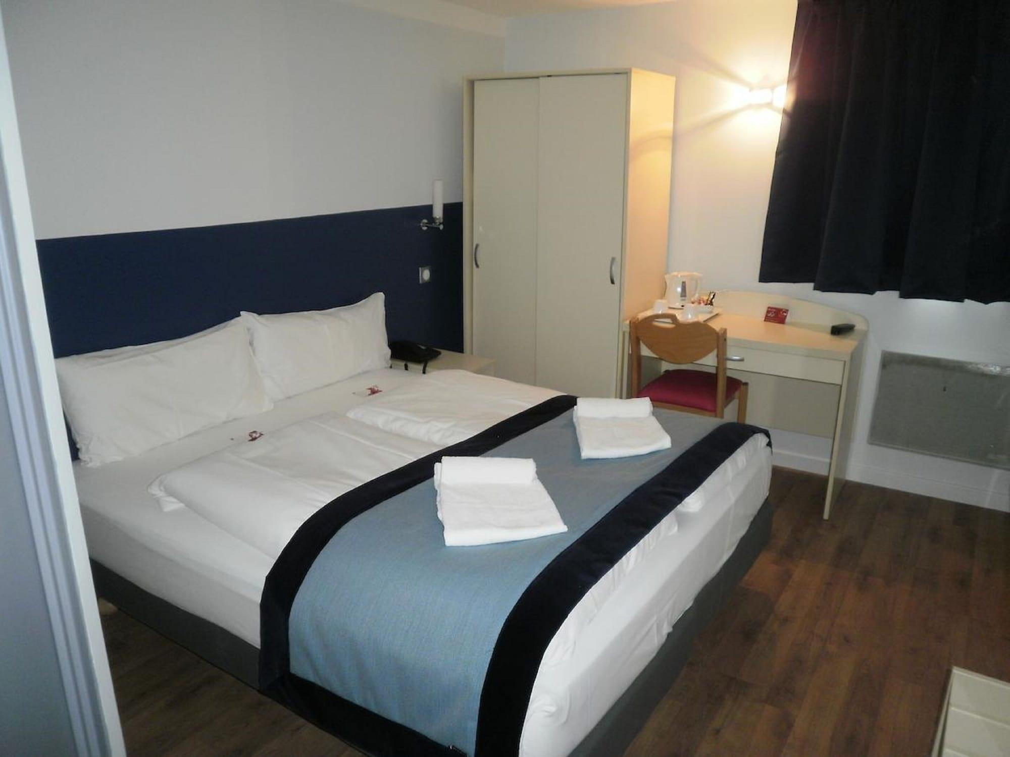 Hotel L'Amandier Nanterre Exterior photo