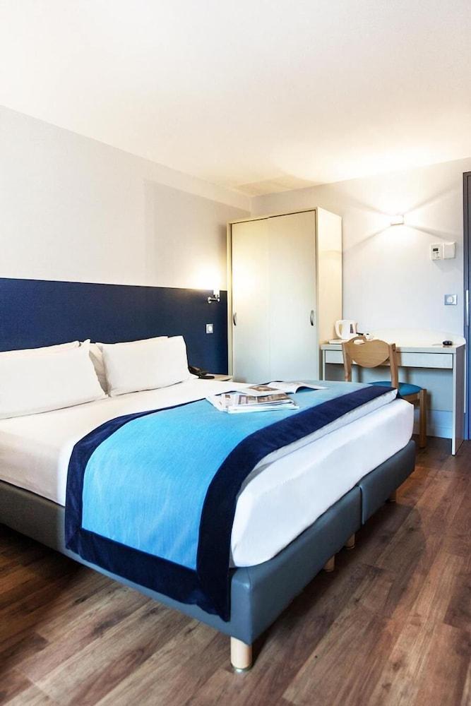 Hotel L'Amandier Nanterre Exterior photo