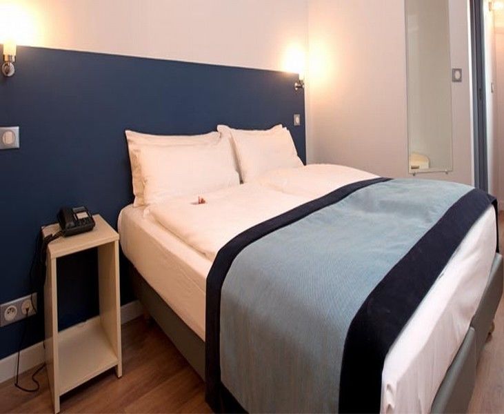Hotel L'Amandier Nanterre Exterior photo