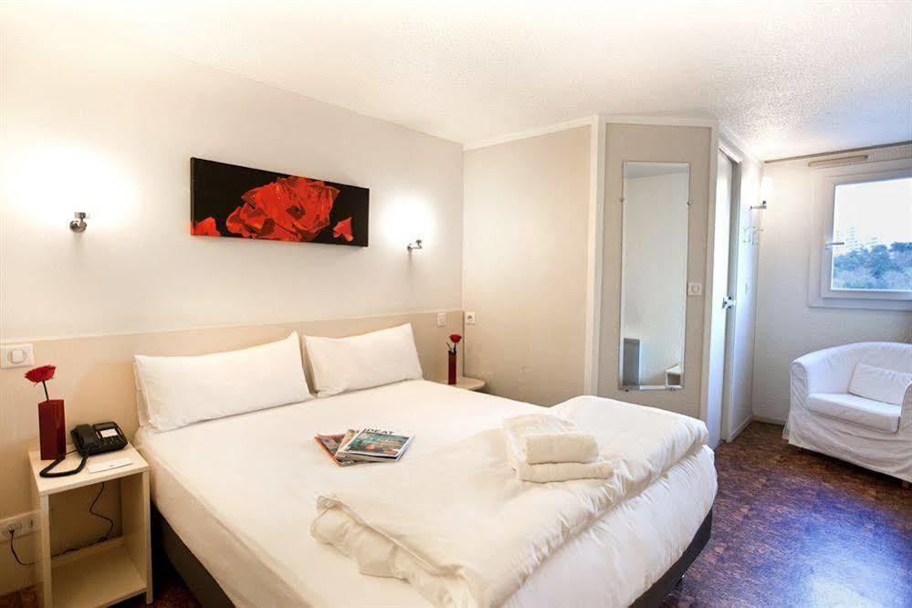 Hotel L'Amandier Nanterre Exterior photo